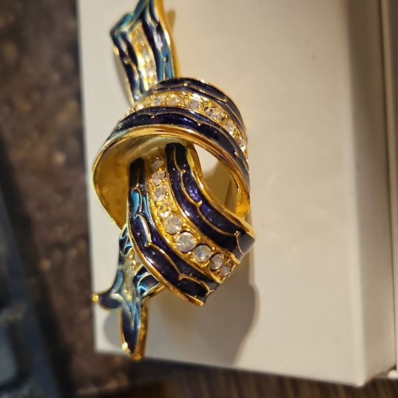 Joan Rivers Black Gold Rhinestone Ribbon Pin - Picture 3 of 4